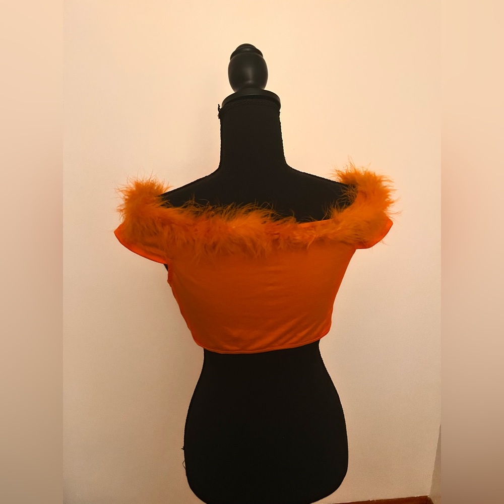 SHEIN SXY Fuzzy Trim Off Shoulder Asymmetrical Hem Crop Tee - Picture 6 of 8